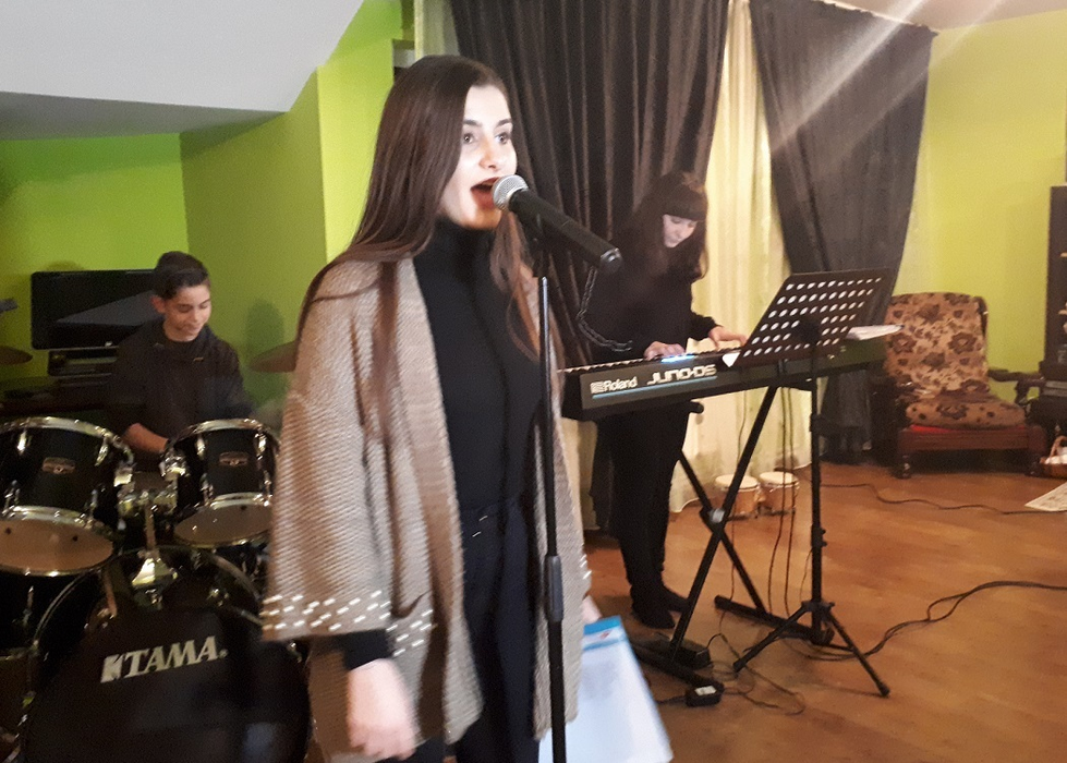 Trupa repetă de zor în sufragerie