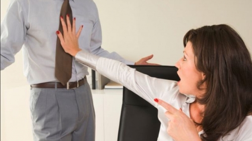 Hărțuirea psihologică sau sexuală a devenit contravenție! Amenzile ajung până la 10.000 de lei
