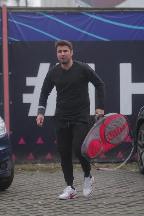 Și-a luat rachetele și s-a îndreptat către terenul de tenis