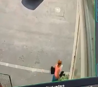 O femeie din Slatina a fost surprinsă în timp ce fura încălțămintea pusă la uscat, ziua în amiaza mare, în fața unui bloc | VIDEO