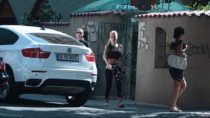 Leo de la Strehaia isi va baga unghia in gat cand va vedea asta! Cum s-a pozat asistenta TV langa BMW-ul primit cadou: "Esti..."