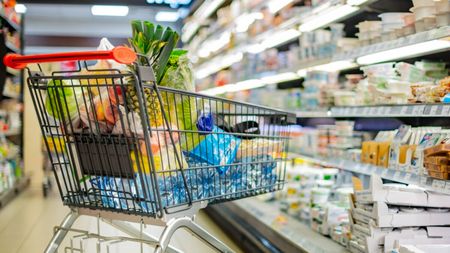 Alimentul care s-a scumpit cu 20% cu o săptămână înainte de Paște. Vești proaste pentru părinți!