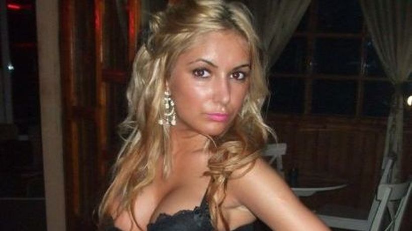 Sexy-brăileanca a plecat în Germania pentru a-şi creşte copilul! Ziua are grijă de băieţel, iar noaptea….