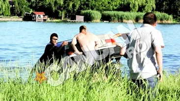 Gratar stins cu lichid de frana pe lacul Snagov! Au lasat-o la punctul mort si s-au trezit cu Dacia in lac