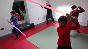 Se îmbrăca precum un Jedi şi este instructorul preferat al copiilor! Află despre cine este vorba! 