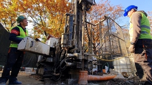 (P) Au început forajele geotehnice pentru consolidarea planșeului de la Piața Unirii! Specialiștii fac săpături la mare adâncime pentru a verifica starea solului și a fundației pe care se sprijină structura planșeului vechi de 80 de ani