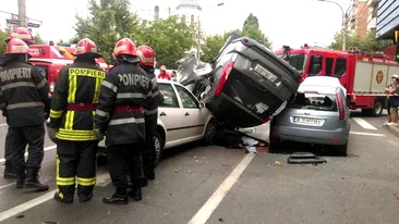 Accident SPECTACULOS în Capitală. Un şofer a trecut pe roşu şi a ajuns cu roţile-n sus VIDEO