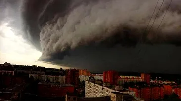 Vremea extremelor în România! Cod galben de furtuni, dar și de caniculă în mai multe județe din țară