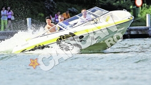 Stelian a facut valuri pe lacul Snagov. Nu e pasare, nu e avion. E Ogica pe dragon!