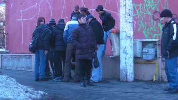 Priveste-i cu atentie! Ei te-ar putea lasa fara niciun ban in portofel! Uite cum pacalesc trecatorii cu alba-neagra!