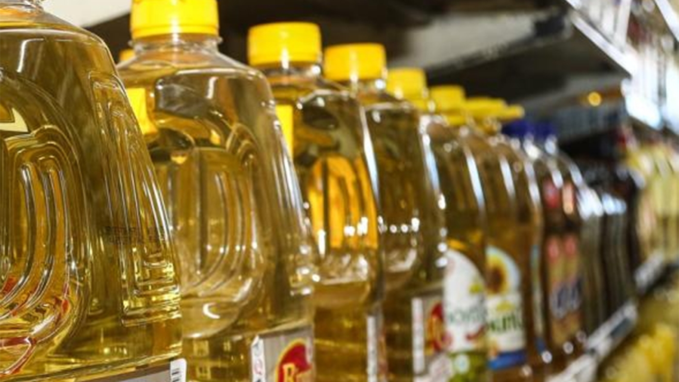 Ce a pățit o femeie, după ce a cumpărat o sticlă de 2 litri de ulei, din supermarket: "Magazinul trebuie să plătească pentru asta"