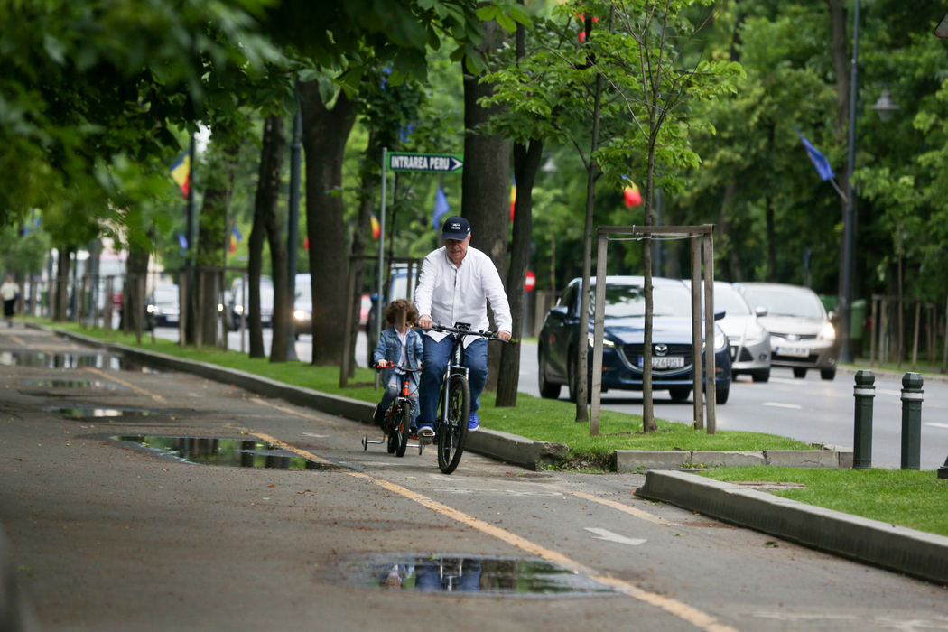 Călin Popescu Tăriceanu & juniorul s-au “întrecut” cu bicicletele pe Kiseleff