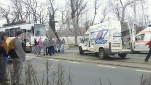 Accident in Capitală! Un tramvai de pe linia 41 a lovit o maşină de curierat! Vezi aici imagini de la faţa locului