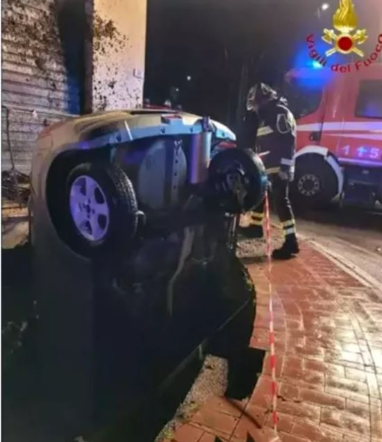 Autoritățile s-au chinuit ore întregi să scoată trupul neînsuflețit al românului din fiarele contorsionate ale autoturismului său/ sursă foto: social media