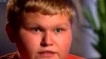 COLOSAL Uite-l pe grasul care l-a dezmembrat pe colegul mai slab dupa ce acesta i-a dat un pumn in fata