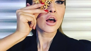 IULIA ALBU a vizitat cabinetul medicului estetician! Vedeta şi-a injectat sânge în scalp