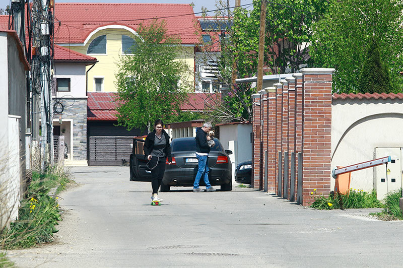 Şumudică ţine strâns în braţe câinele familiei