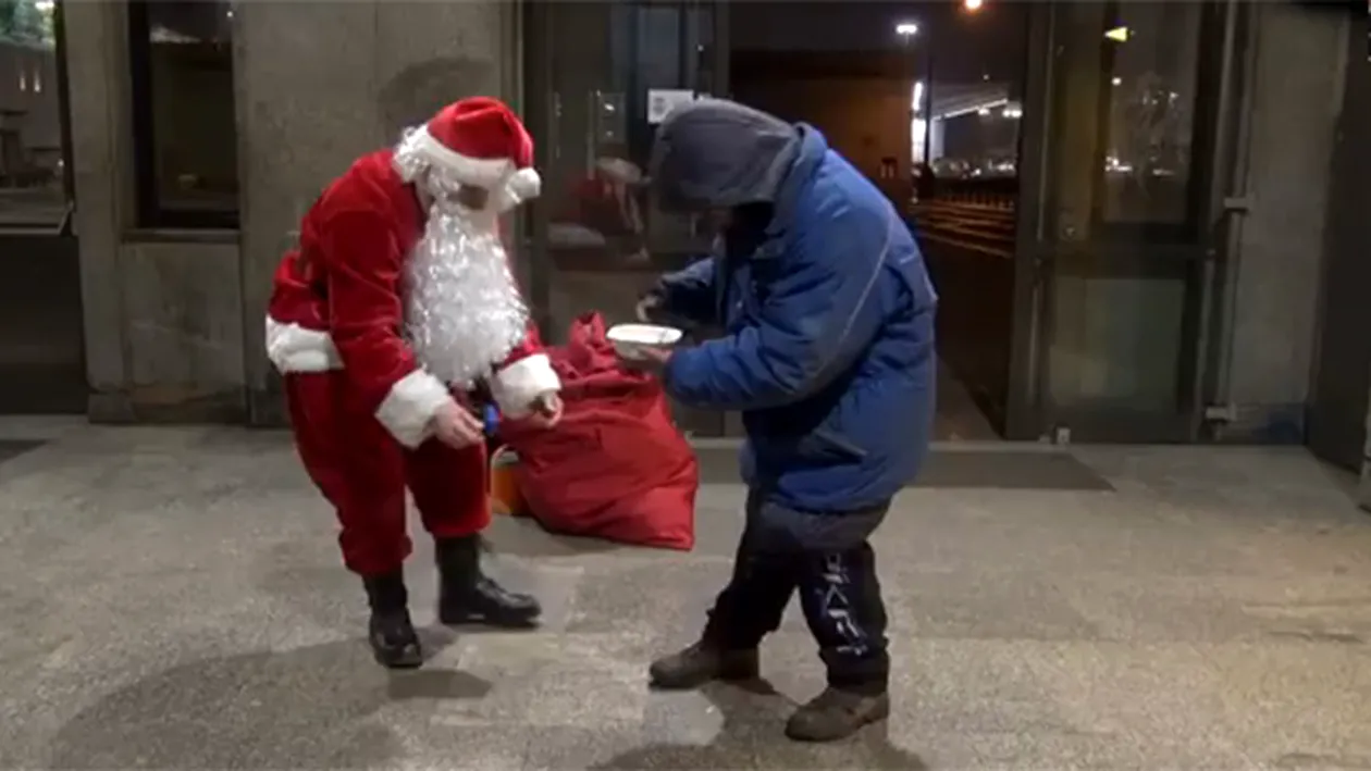 Pentru ei, Crăciunul inseamnă foamete si frig! Uite ce au primit de la Mos acesti oameni ai străzii! Fericirea li se vede pe chip