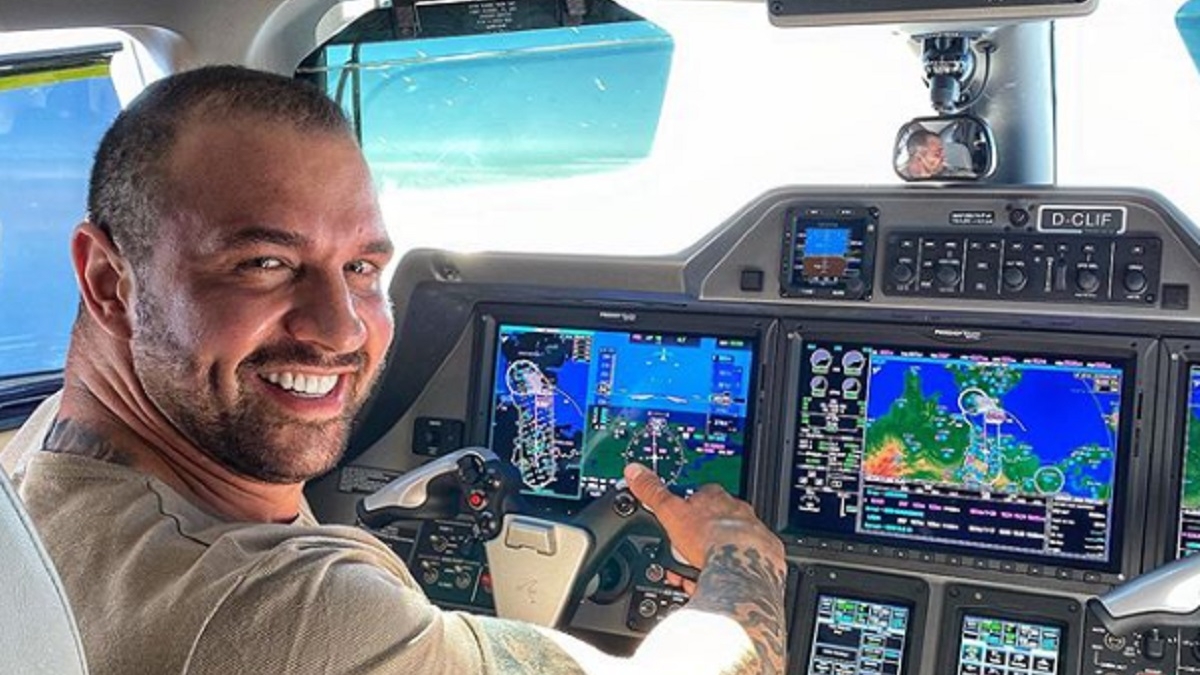Între două nu te plouă, dar nici bine nu îți este! Alex Bodi le-a spus „pa-pa” Biancăi și Dariei și a plecat în vacanță cu fosta soție
