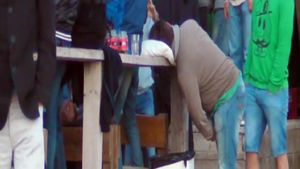 Cu alcool destul la bord, poti sfida chiar si gravitatia! Uite in ce hal a ajuns sa “atarne” un pusti, in Vama Veche!