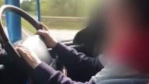 O copilă de 12 ani a fost filmată în timp ce conducea un camion pe autostradă. Imaginile au stârnit revoltă