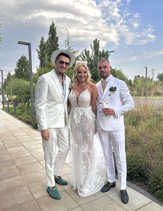 Primele imagini de la petrecerea de nuntă a Mariei Constantin cu Robert Stoica! Cum arată rochia de mireasă a artistei