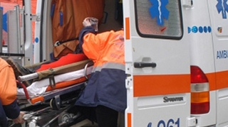 Pitesti: Cinci tineri, la spital dupa ce masina in care erau s-a rasturnat si a cazut intr-o vale