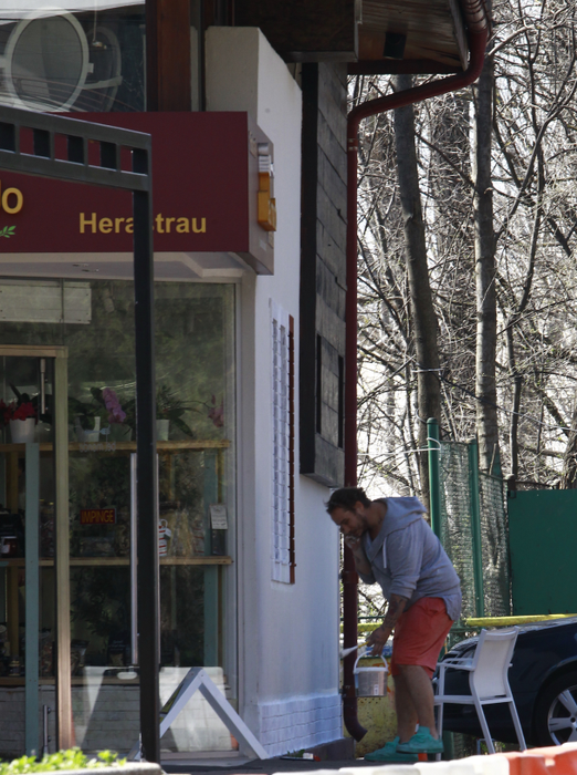 Fiul lui Adrian Petrache zugrăveşte faţada restauranului pe care tatăl lui i l-a lăsat în grijă.