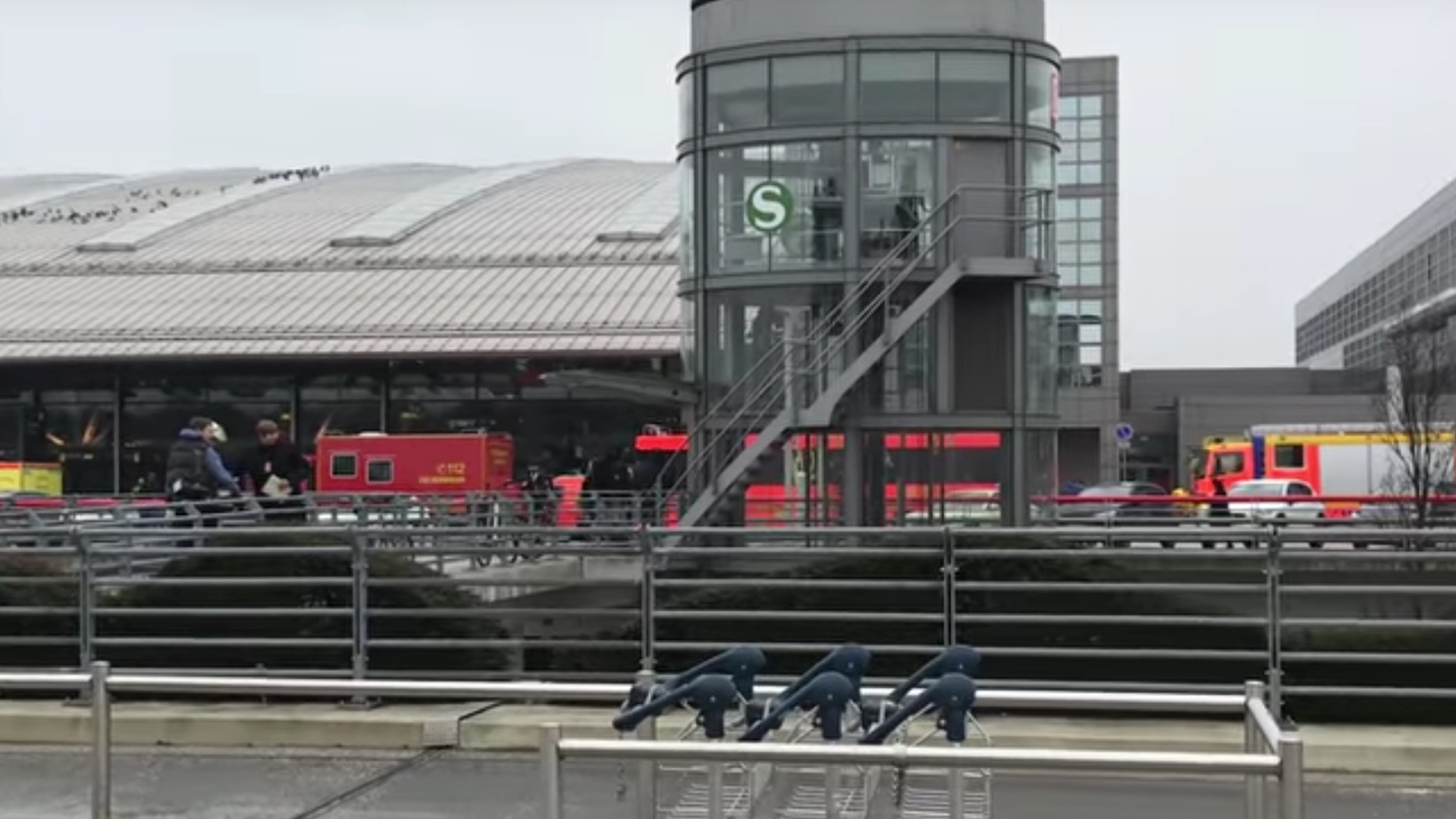 ALERTĂ! Aeroportul din Hamburg a fost EVACUAT DE URGENŢĂ din cauza unui miros PUTERNIC- VIDEO