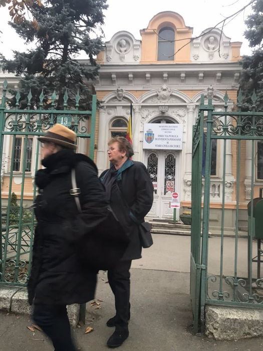 Doiniţa a fost ajutată în permanenţă de două prietene