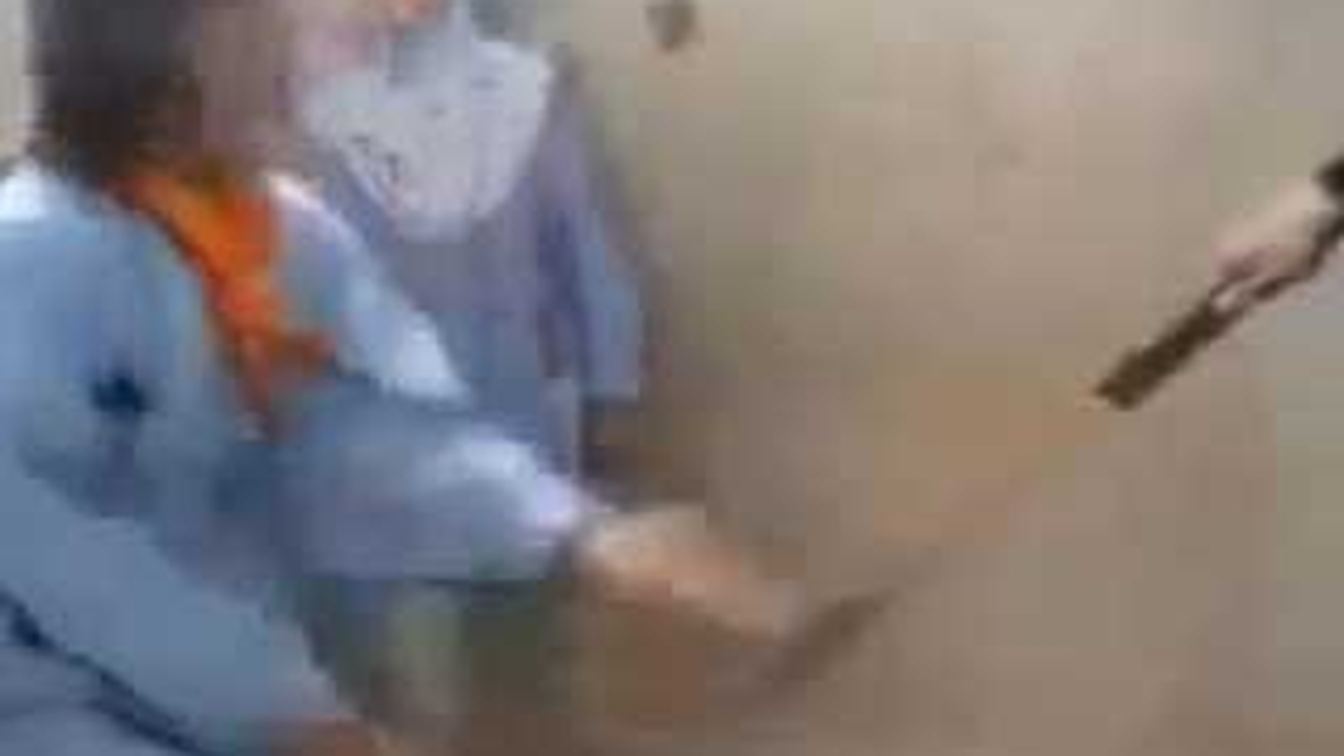 VIDEO SOCANT!Cruzime de nedescris! Elevi sirieni, torturati cu bataia de profesoare!