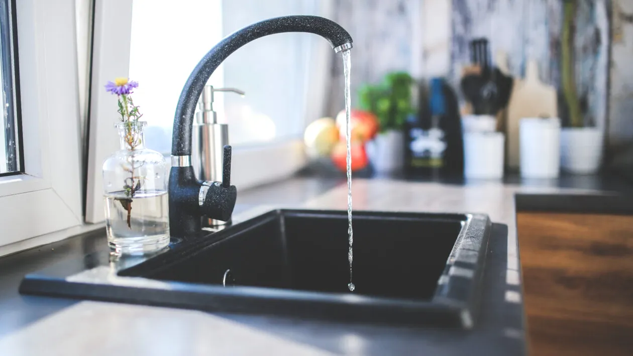 Trucul care te va scăpa de griji! De ce e bine să lași un pahar cu apă lângă chiuvetă când pleci de acasă