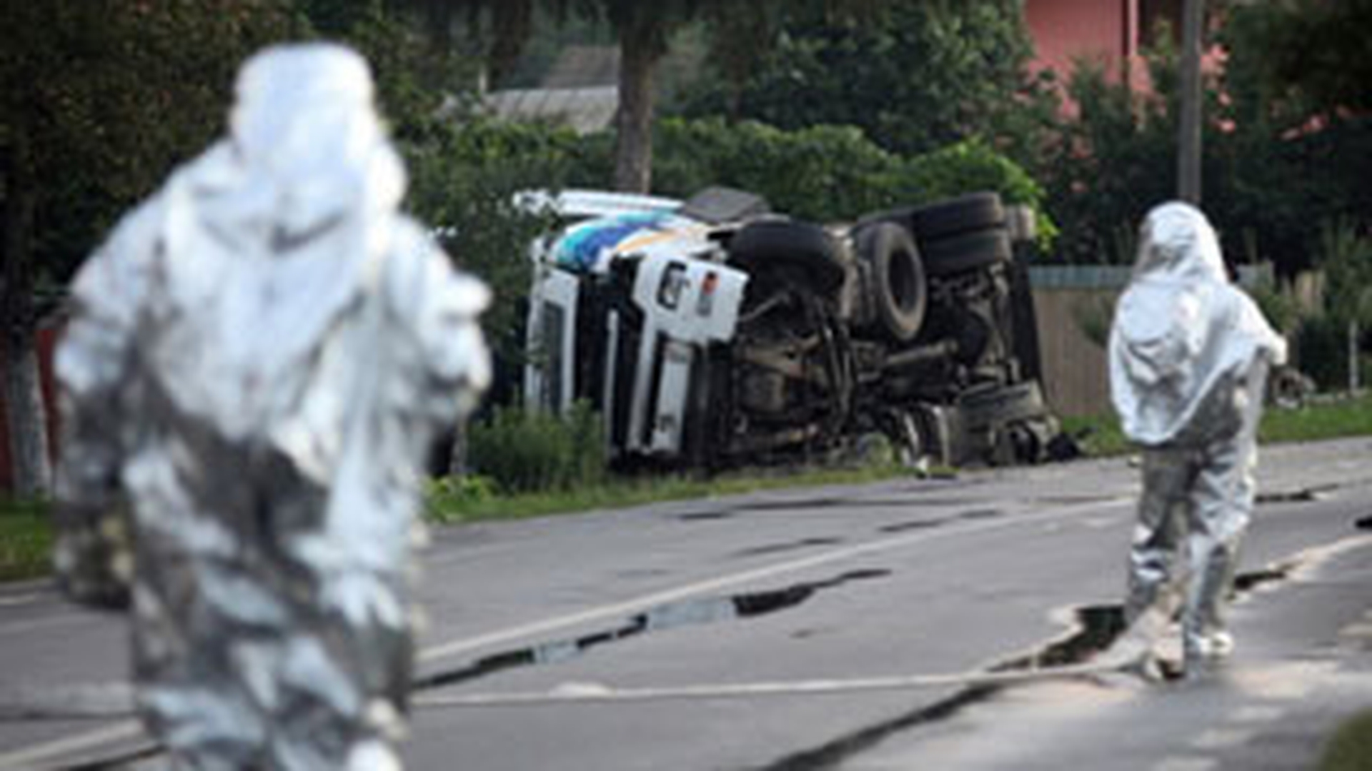 O cisterna plina cu deseuri toxice s-a rasturnat pe o sosea din judetul Hunedoara