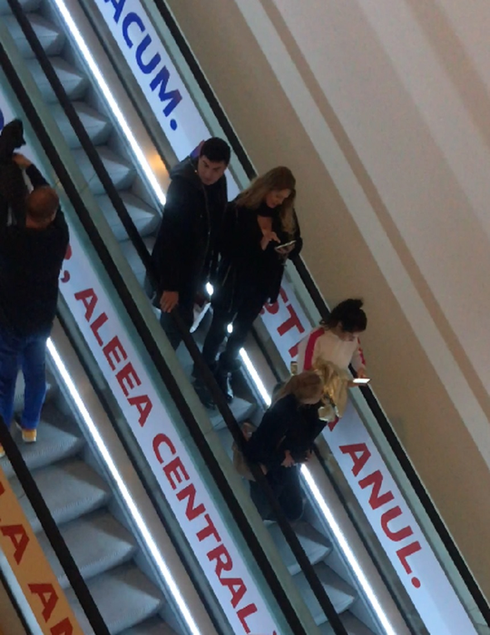 Cristi Borcea împreună cu Valentina Pelinel la mall