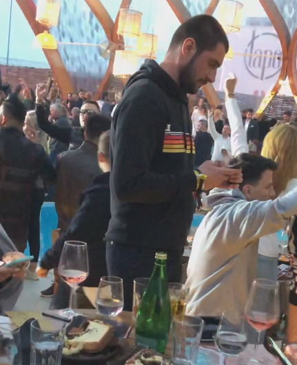 Cătălin Cazacu, cu ochii în telefon, la Nuba