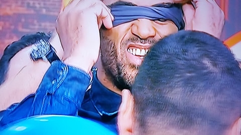 Imagini demențiale cu Benny Adegbuyi! E legat la ochi și sparge baloane cu chipul lui Badr Hari