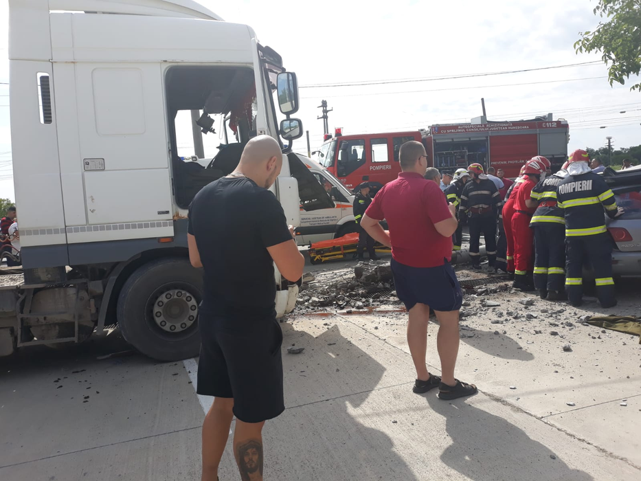 Accident sinistru în Hunedoara. Un tată a murit sub privirile fiului său de trei ani. Un stâlp s-a prăbușit peste mașina în care erau cei doi