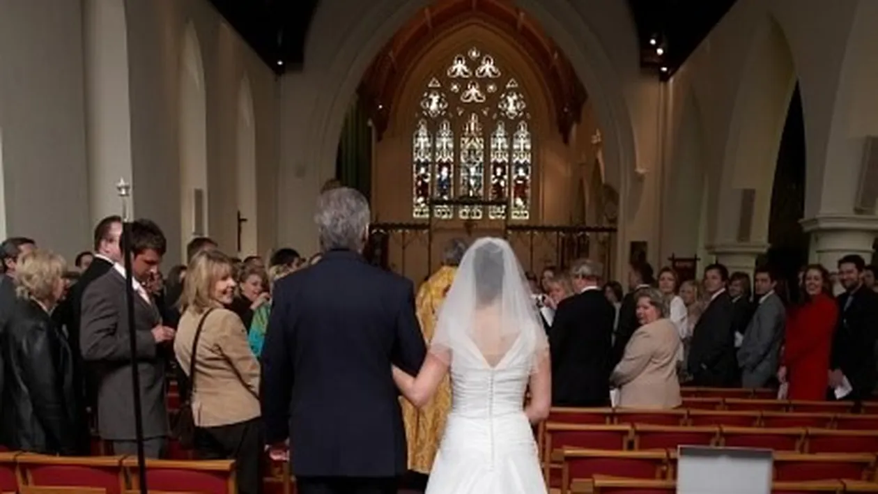 Mirii si nuntasii au izbucit in râs, dar nu era nimic amuzant! Ce a făcut un preot, in timpul unei cununii
