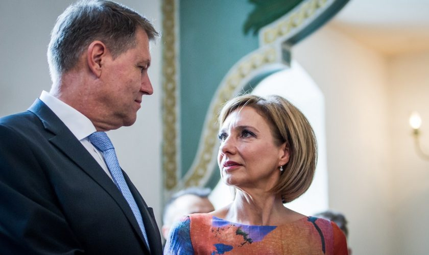 Carmen Iohannis, dirigintă pentru o nouă serie de boboci. Ce ţinută a purtat soţia președintelui în prima zi de şcoală