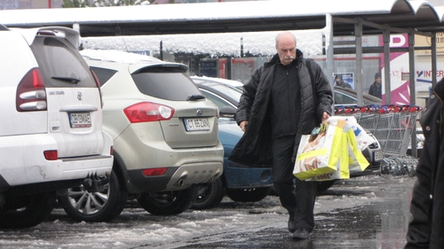 Octavian Belu se pregateste sa fie Mos Craciun! A iesit cu Mariana Bitang la cumparaturi pentru tot lotul! Vezi ce si-a luat el!