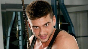 E tanar si sexy, asa ca-si permite orice. Dorian Popa schimba femeile ca pe sosete, iar EA este utima cucerire!