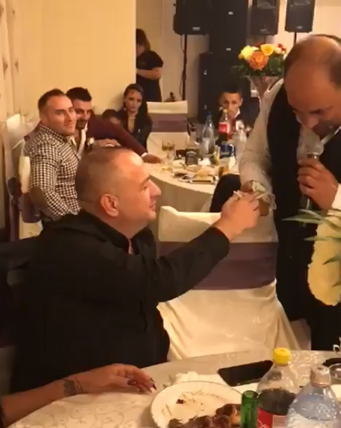 Leo dă dedicaţii pentru familia Geamănu
