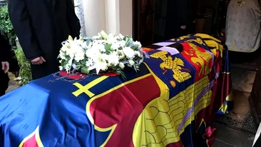 Trupul neînsufleţit al fostului monarh este depus la Palatul Regal din Bucureşti! România îşi plânge Regele! Imagini LIVE de la funeralii
