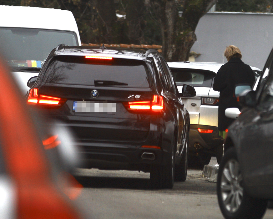 Viorica Dăncilă urmează să se mute într-o super vilă, din cartierul Primăverii. Până la momentul respectiv, șoferul și o persoană de încredere se asigură că renovarea merge ca la carte