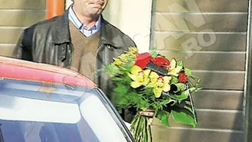 Zana, incarcata cu flori si daruri de onomastica. Pelerinaj la casa Andreei Marin