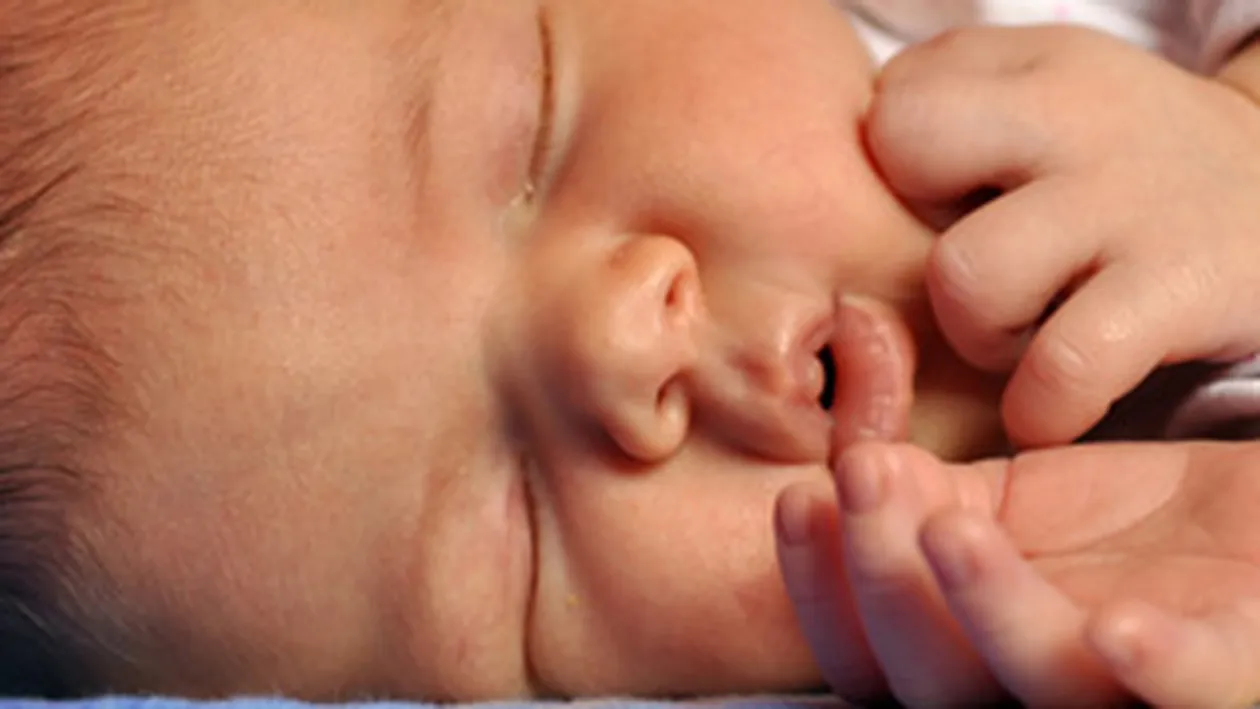 O psihiatra a furat un bebelus din Romania si a fugit cu el in Elvetia! Spera ca astfel sa-si reincarneze mama