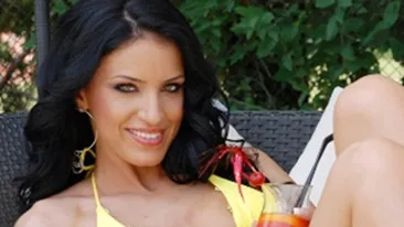 Adelina Pestritu, indragostita de vacantele exotice! Vezi ce e dispusa sa faca pentru a-si plati o excursie in Bora Bora!