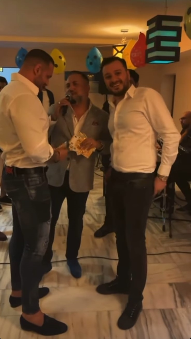 Alex Bodi, dedicații cu bani pentru Vica Blochina la Sorinel Puștiu! La câteva ore de la party, fosta balerina s-a filmat goală | FOTO
