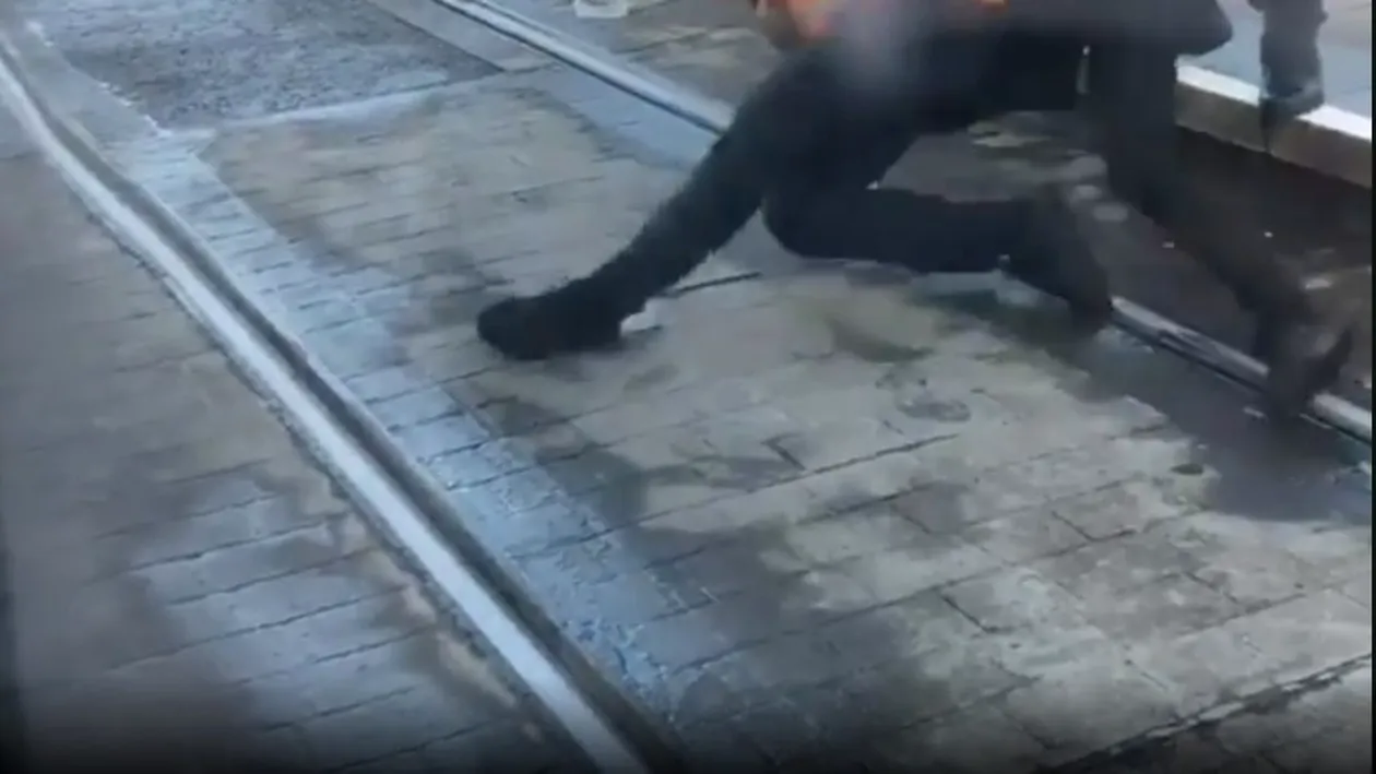Scandalos! Doi controlori de bilete pun la pământ un adolescent și îl bat crunt | VIDEO