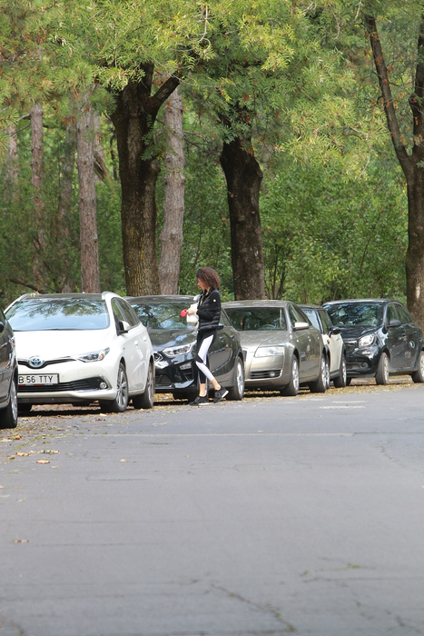 Alice Constantinică, sexy la o plimbare în parc
